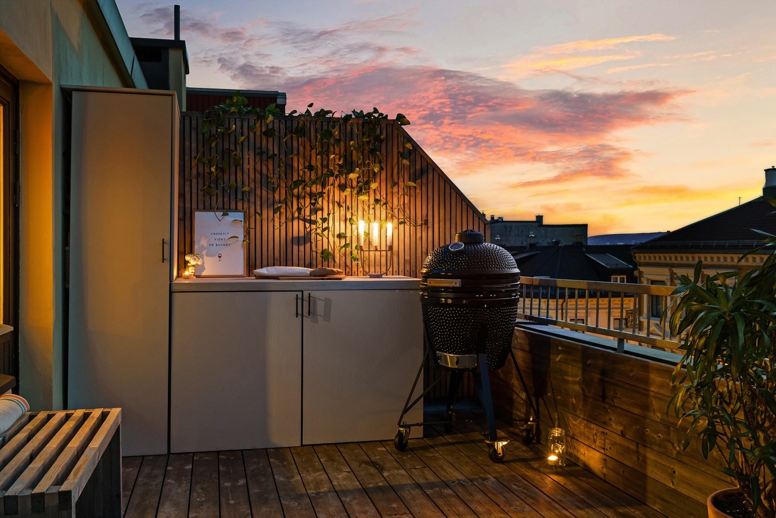 Lite slår solnedgang på takterrassen. Galleribilde