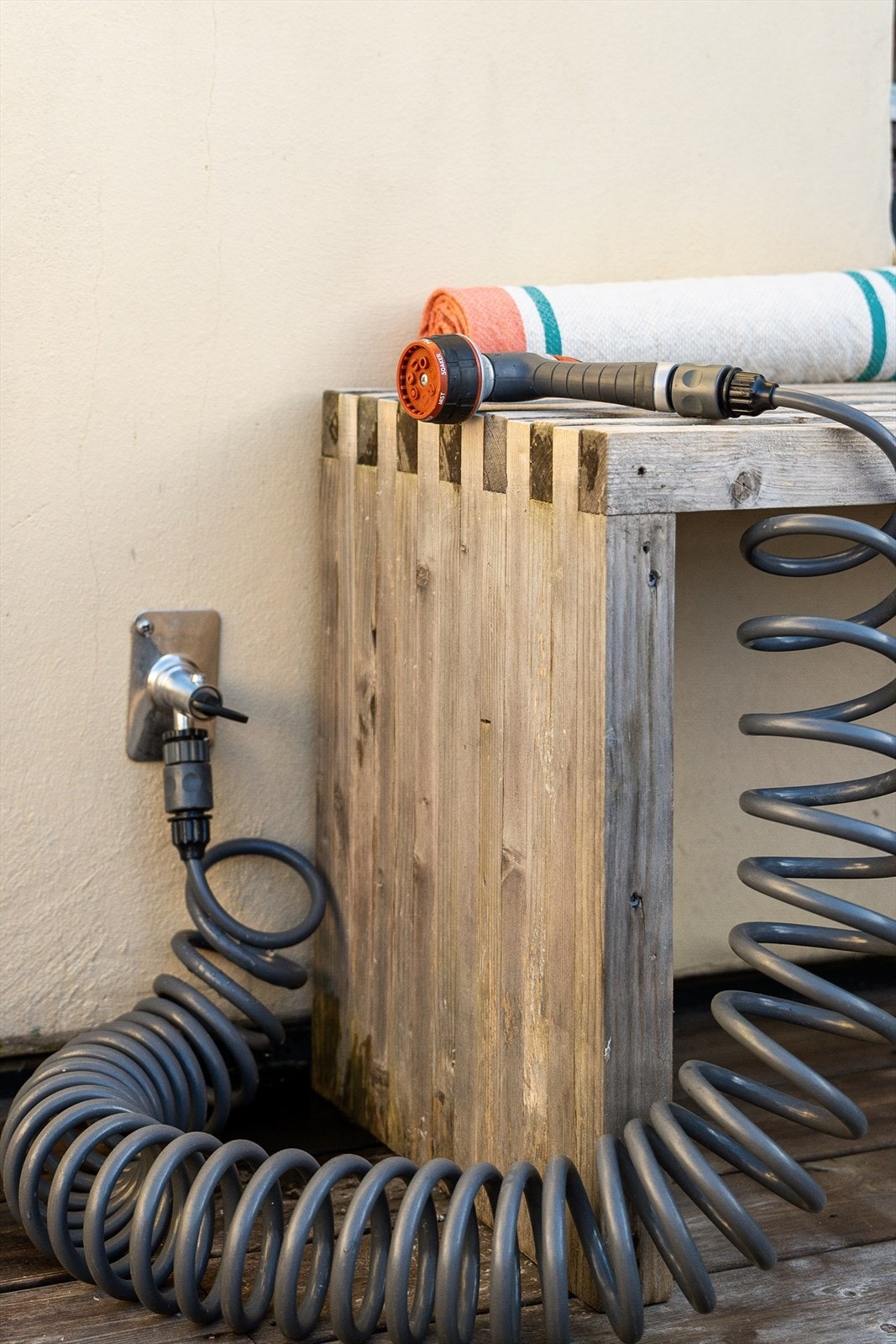 Plantestell blir en lek med utevann. Galleribilde