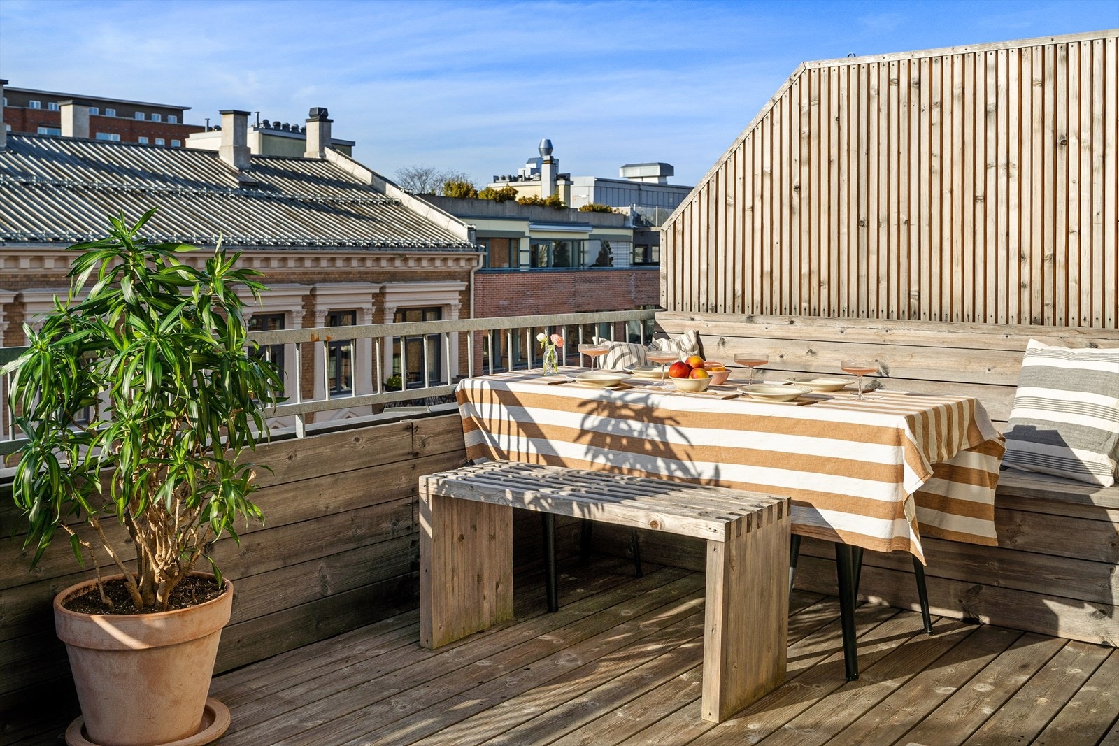 En fantastisk utendørs spisestue i beste solveggen. Terrassen ble oppgradert i 2020 med nye spilevegger og plassbygget spisesofa i Kebony med integrert oppbevaring. Galleribilde