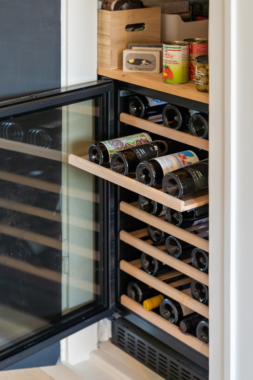 En skjult skatt: I et integrert skap på kjøkkenet finner du et superpraktisk tørrvareskap med plassbygde hyller, taklys, innlagt strøm og plass til vinskap. Galleribilde