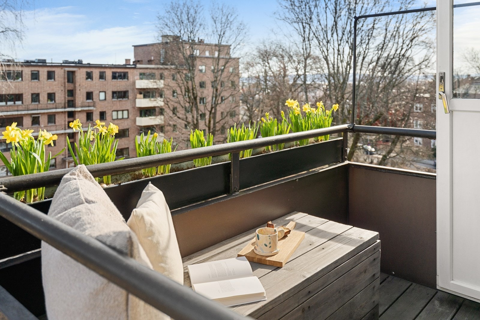 Det er lagt terrassedekke i bærekraftig norsk Kebony på både balkong og terrasse. Balkongen har plassbygget sittebenk med integrert oppbevaring. Galleribilde