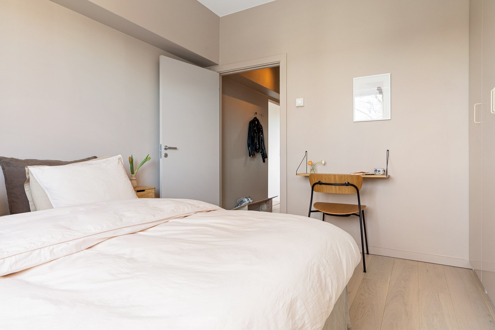 Hovedsoverommet har god plass til stor seng, nattbord på begge sider og skrivebord. Galleribilde