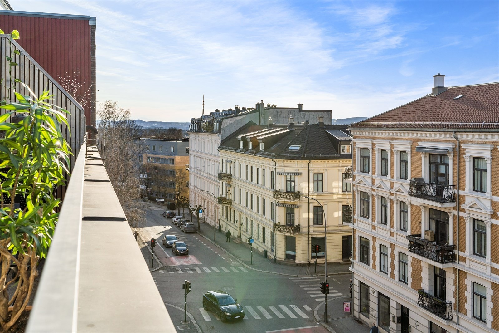 Terrassen ligger høyt i terrenget og oppleves som særdeles usjenert. Utsikt til nabolagets vakre bygårder. Galleribilde