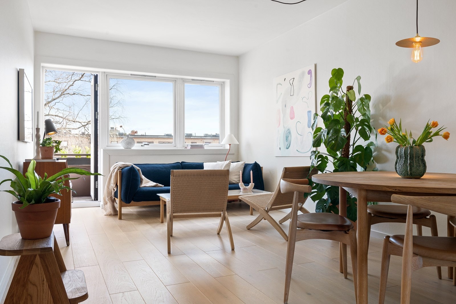 Leiligheten ble oppgradert med lys enstavs eikeparkett i 2020 i alle rom. Galleribilde