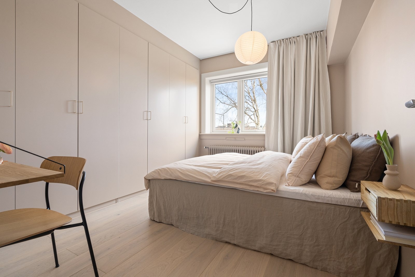 Hovedsoverommet er romslig og luftig og ligger ut mot den rolige Balkebyparken. En stor, innebygget garderobe medfølger og gir masse plass til oppbevaring. Galleribilde