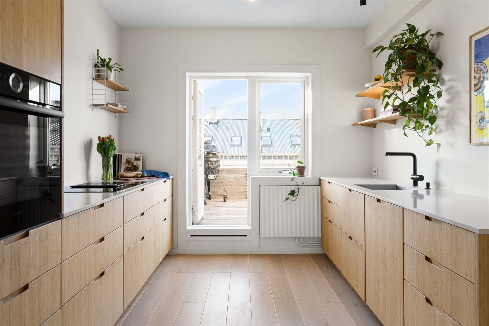 Leiligheten er betydelig påkostet, ligger høyt og fritt med gjennomgående lys og store sosiale soner. Galleribilde