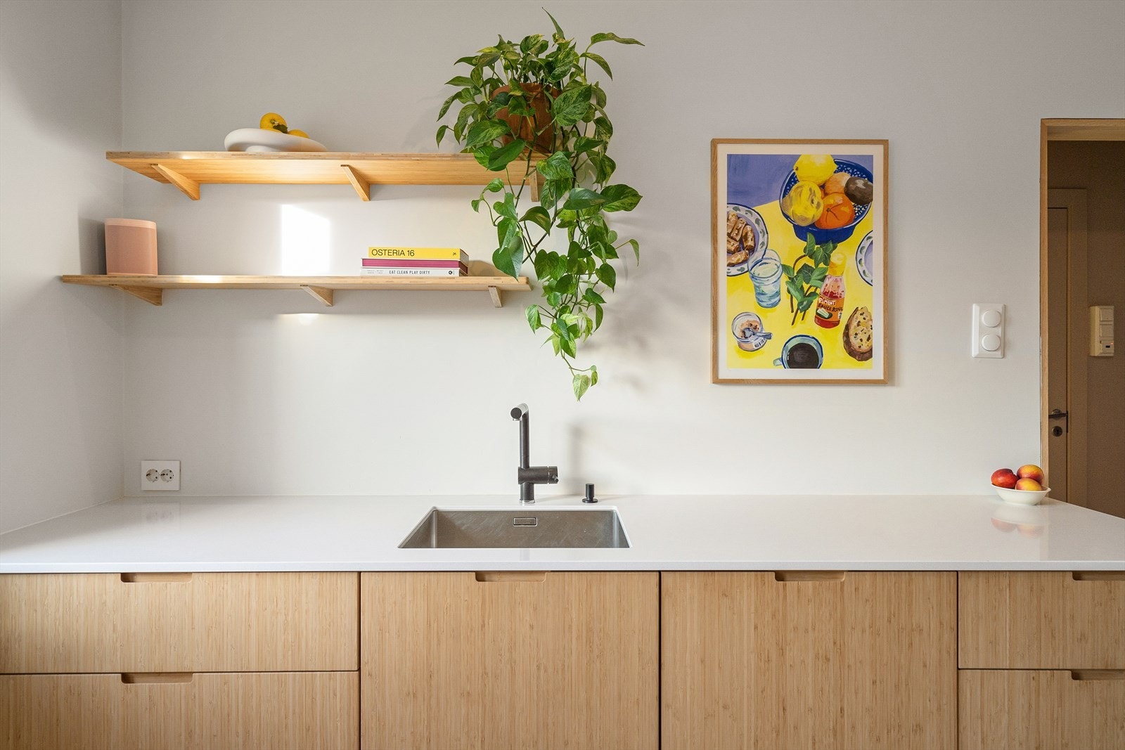 Kjøkkenet har rikelig med benkeplass og lagring og gjør matlaging til en lek. Benkeplate i komposittstein med underlimt vask og blandebatteri fra Blanco. Galleribilde