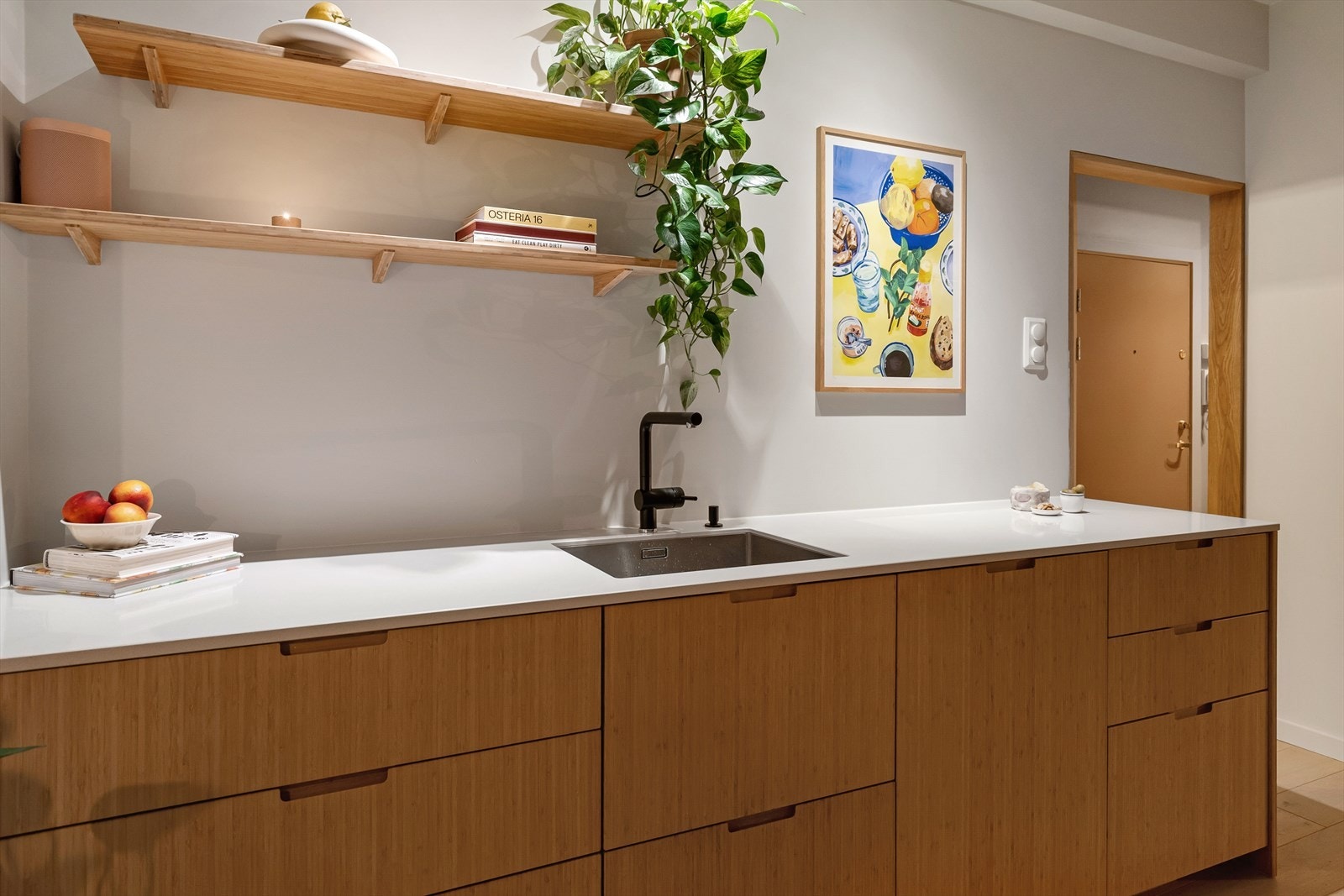 Her er ingenting overlatt til tilfeldighetene. Vegghyller fra håndverksprodusenten Ask og Eng i bærekraftig bambus kan medfølge om ønskelig. Leilighetens veggåpninger er kledd i heltre eik. Galleribilde