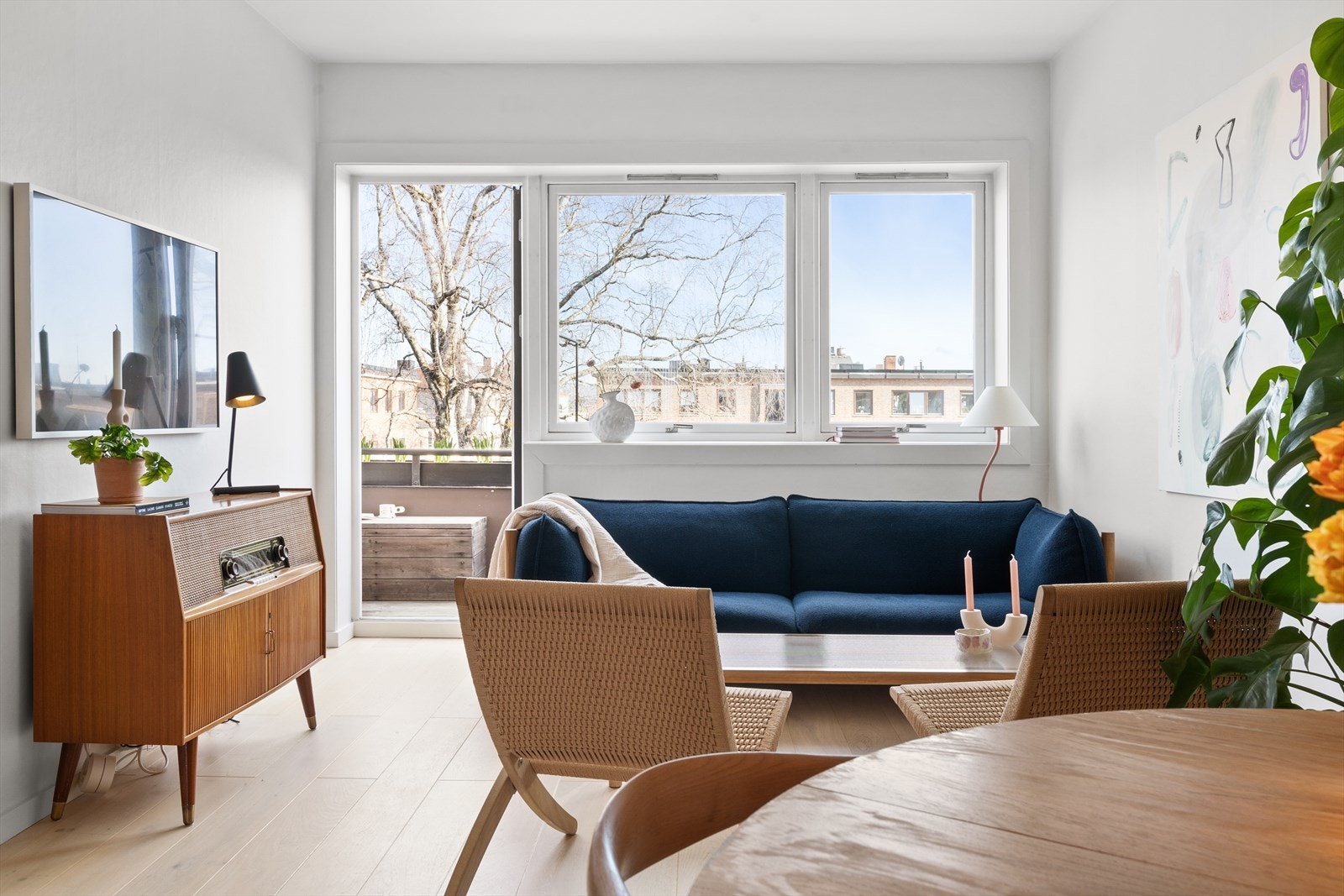 Stuen vender mot Balkebyparken med direkte utgang til balkong. Galleribilde