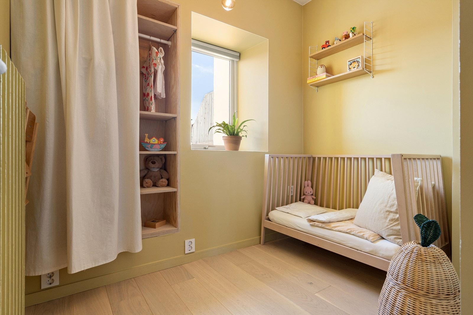 Soverom II ligger ut mot takterrassen og har innebygget garderobeskap. Rommet kan benyttes som gjesterom, barnerom, yogarom eller kontor. Galleribilde