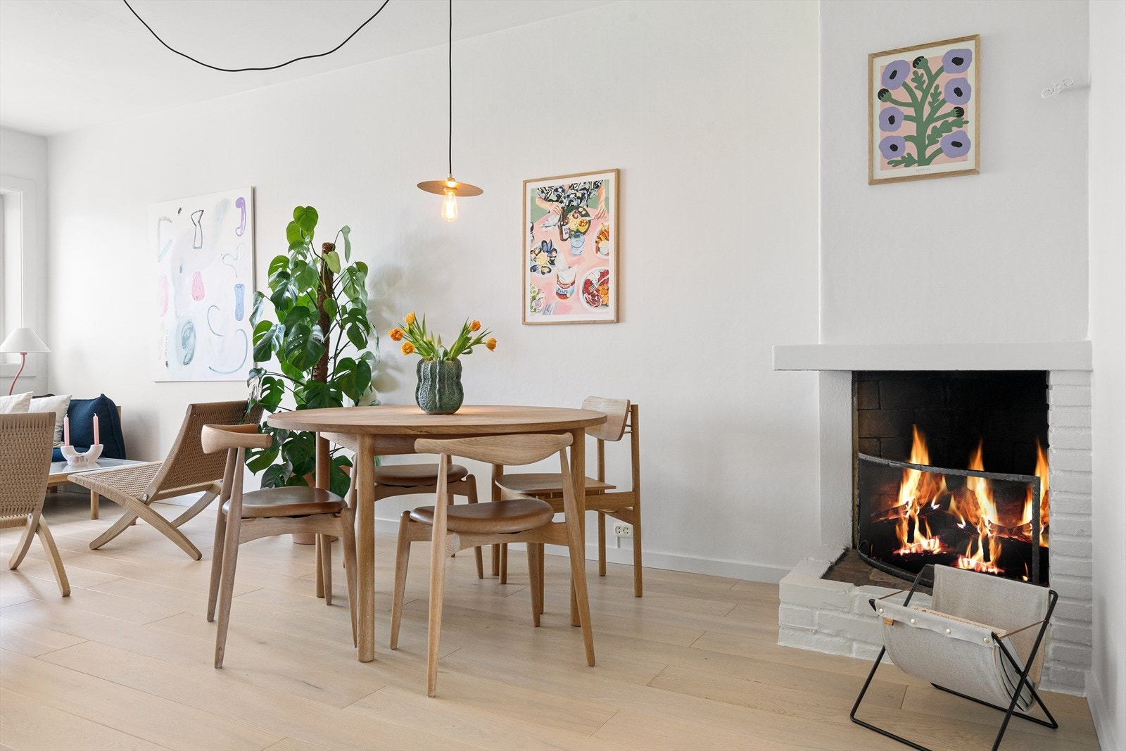 Den åpne peisen gir en varm og lun stemning og legger til rette for lange og gode måltider rundt spisebordet. Galleribilde