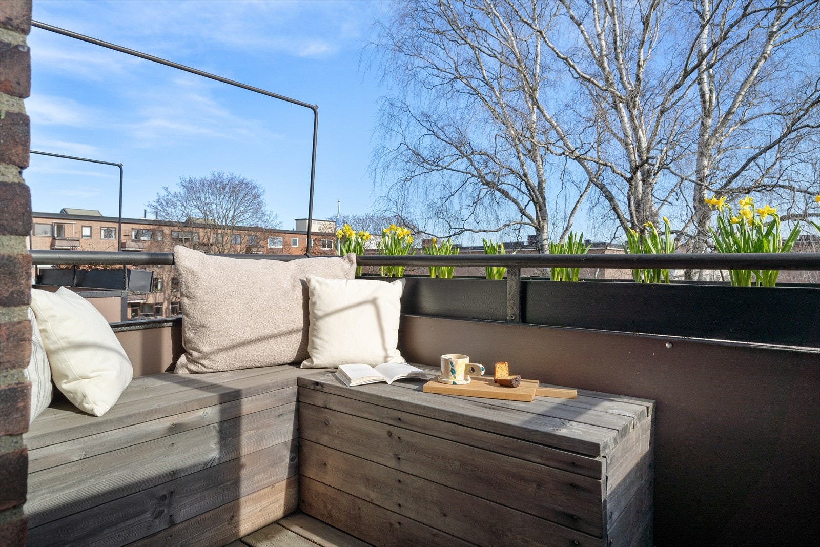 Start dagen med kaffe og soloppgang med utsikt over borettslaget private park - en godt gjemt og rolig oase kun ett minutts gange fra Bogstadveien. Galleribilde