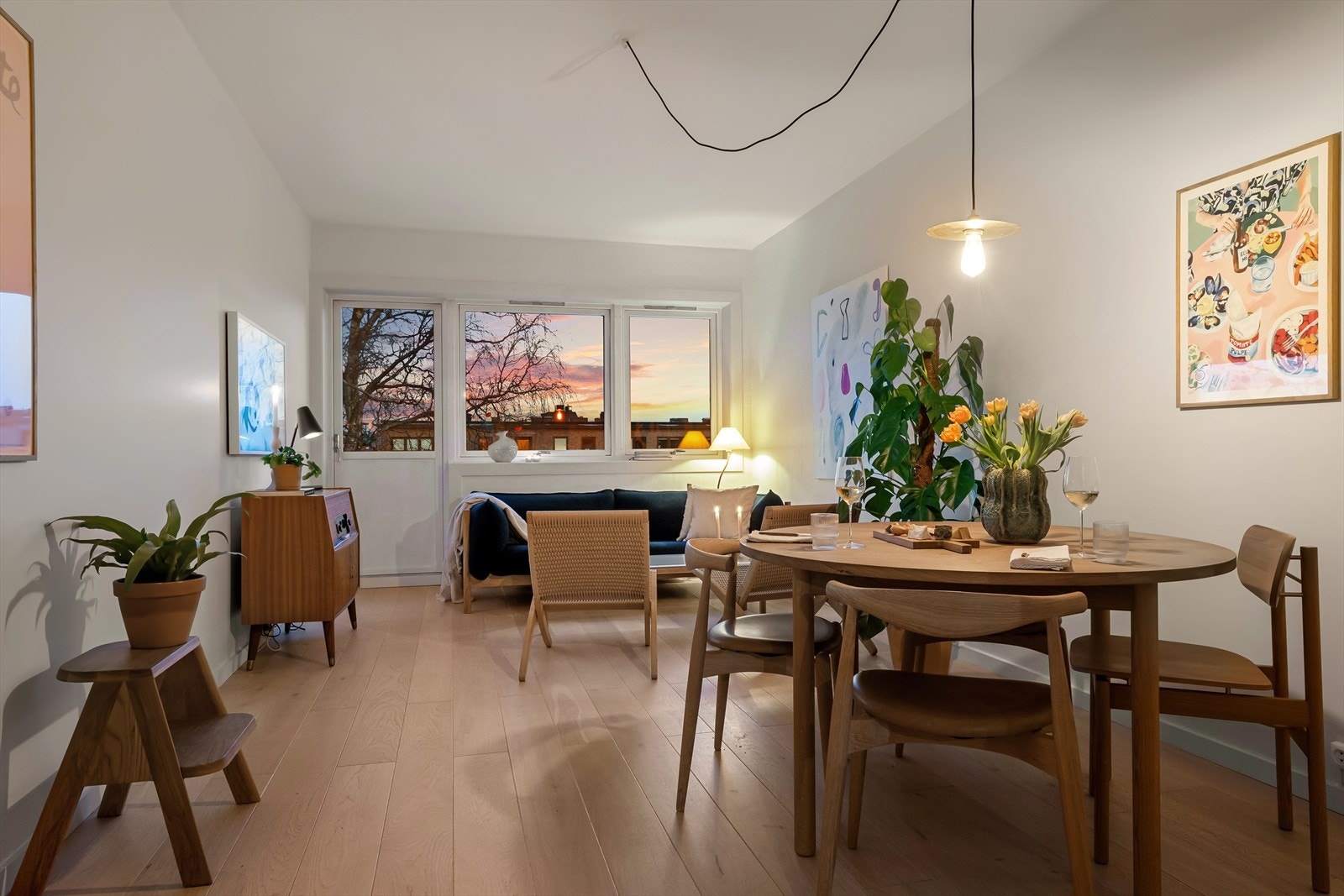 Leiligheten oppleves spesielt privat og luftig, uten innsyn fra naboer og med fantastiske lysforhold. Galleribilde