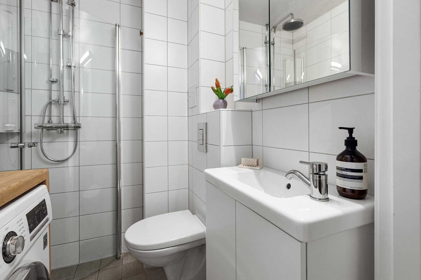 Badet ble bygget i 2012 og oppgradert i 2023 med ny servant, blandebatteri og servantskap. Vegghengt klosett og speilskap med integrert oppbevaring. Galleribilde