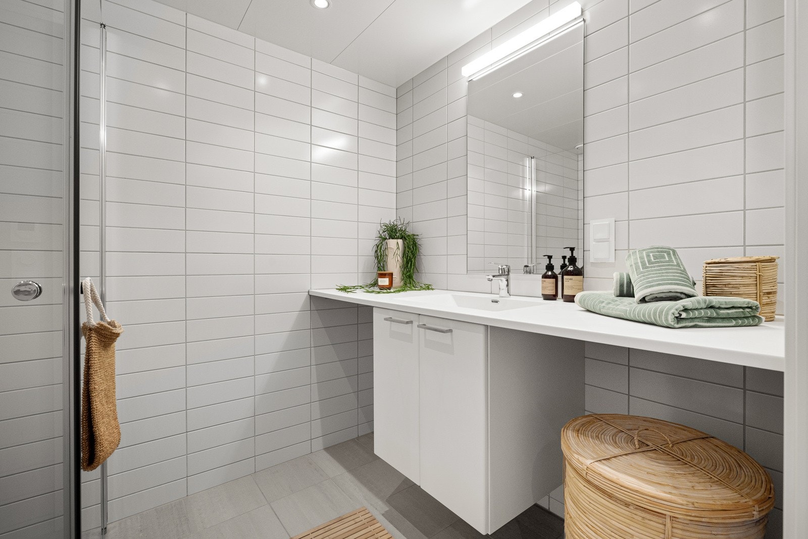På dette badet er det opplegg for både vaskemaskin og tørketrommel Galleribilde