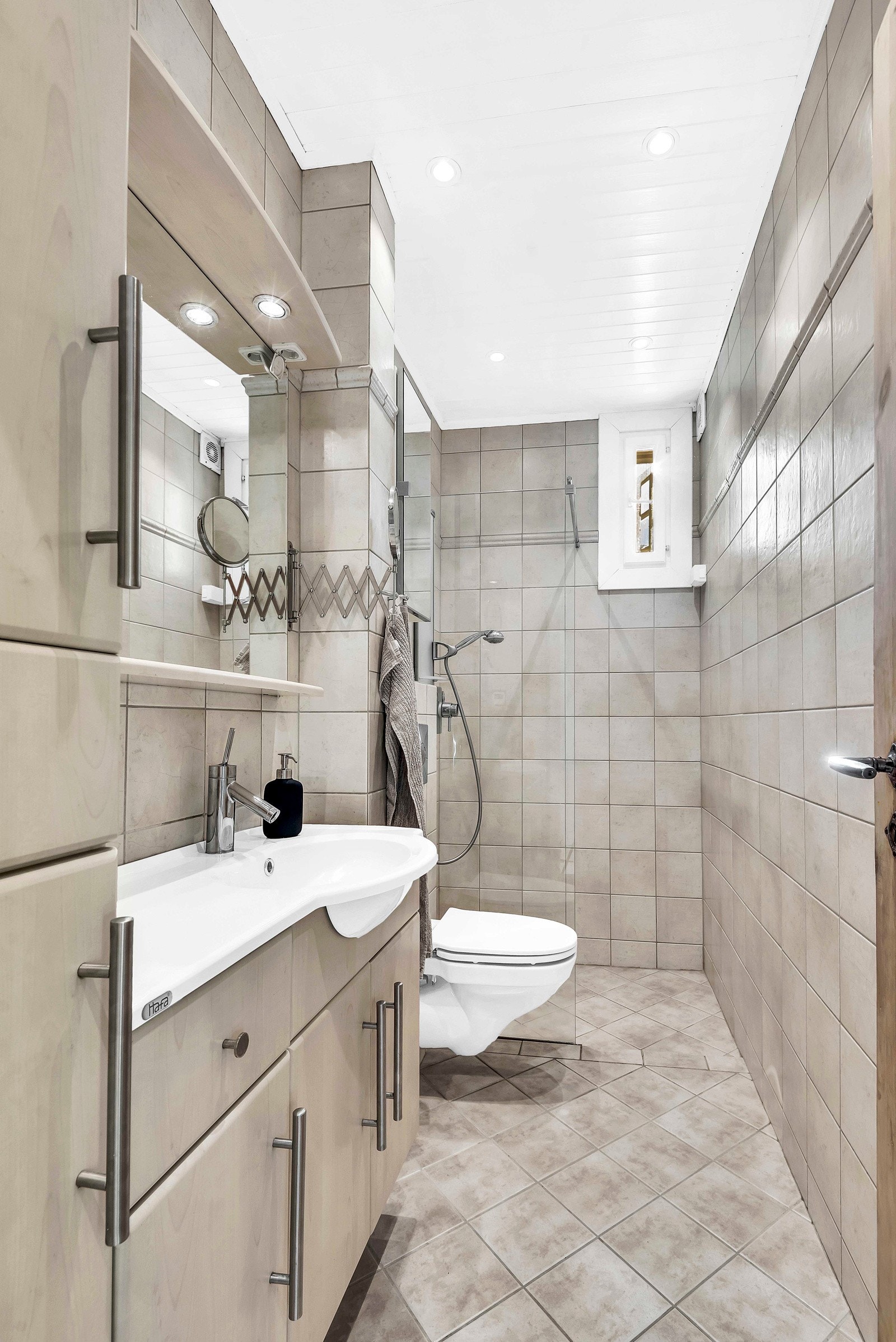 Baderommet ble modernisert i 2004 og består av dusjhjørne, veggmontert klosett og baderomsinnredning. Galleribilde