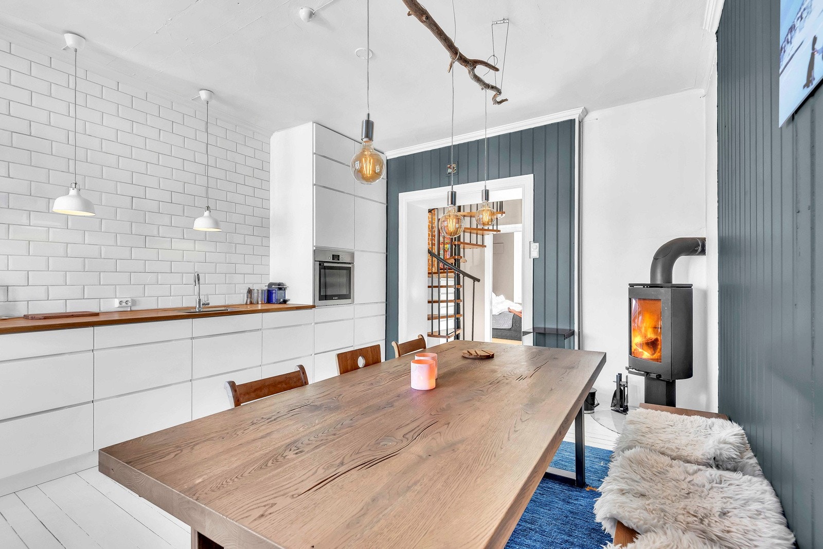 Innred med en stor spisestue hvor man kan nyte herlige måltider med peisen som utstråler varme. Galleribilde