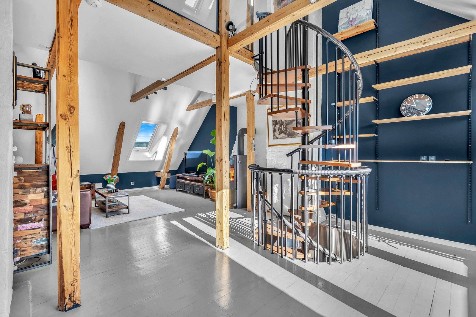 De klassiske detaljene i boligen er synlige bjelker, generøs takhøyde, flust av vindusflater og tregulv. Galleribilde