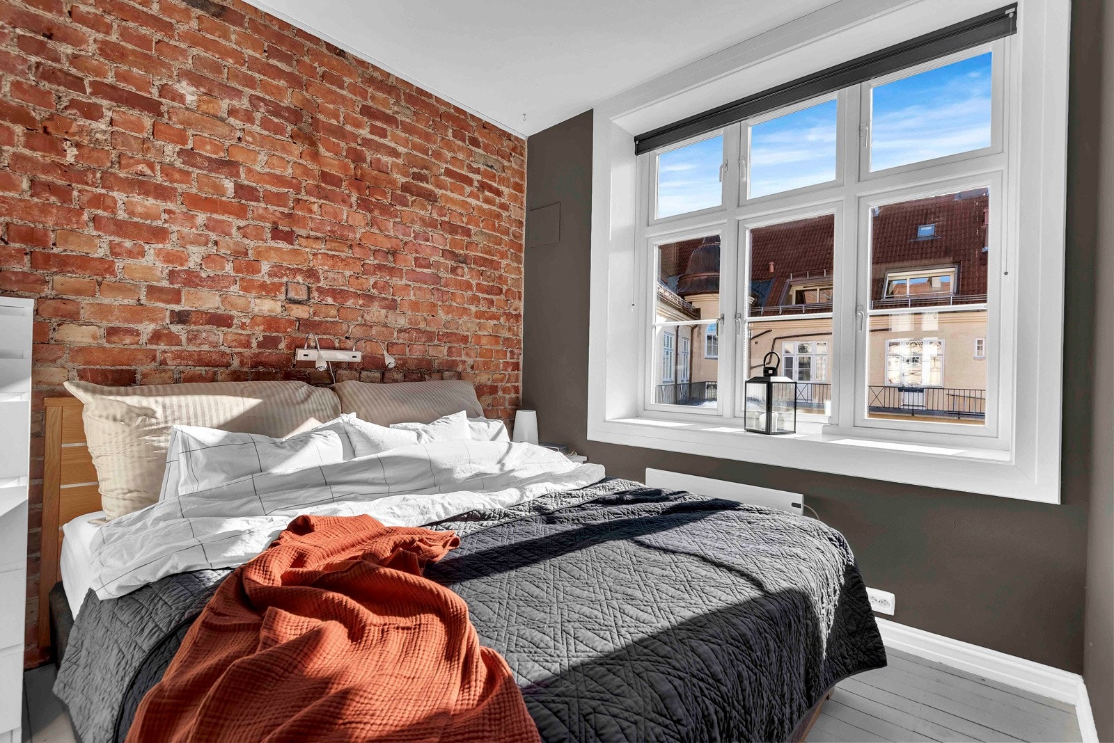 Soverommet vender inn mot gårdsrom og får rikelig av naturlig lys fra de store vinduene. Galleribilde