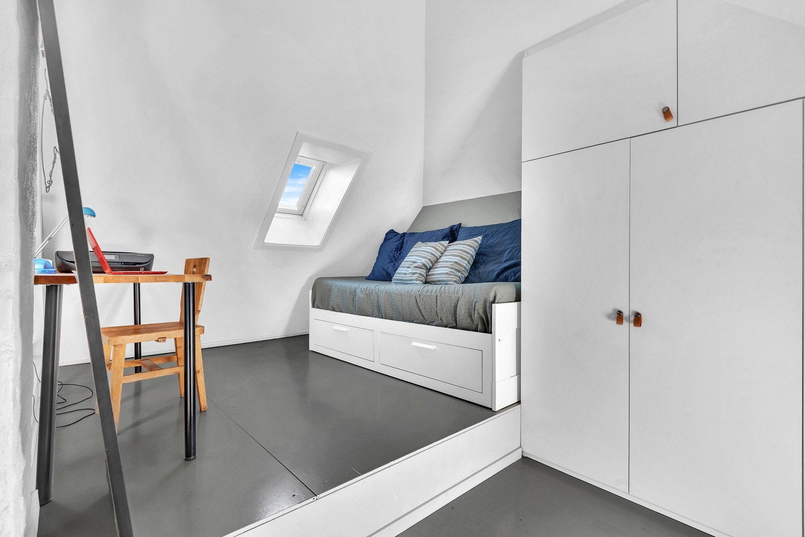 Hemsen er innredet med sovesofa, kontorpult og garderobeinnredning. Galleribilde