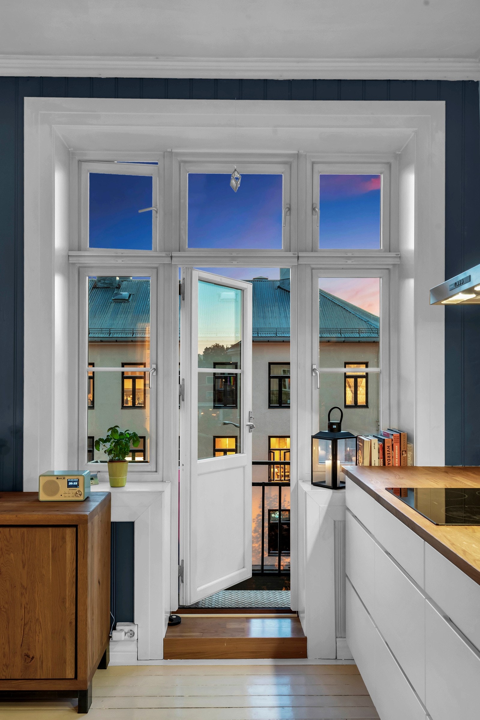 Store vindusflater slipper inn rikelig med naturlig lys til kjøkkenet. Galleribilde