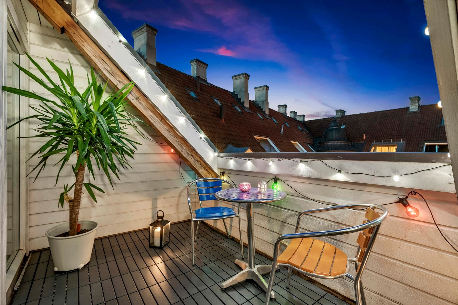 Nyt morgen og formiddagssolen på din egen takterrasse i klassisk Torshovgård! Galleribilde