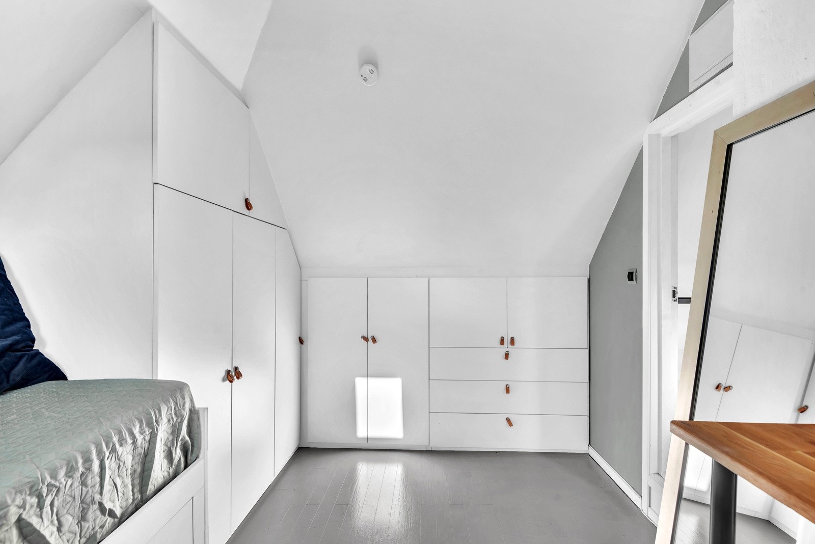 Plassbygget skap gir rikelig med oppbevaringsmuligheter. Galleribilde