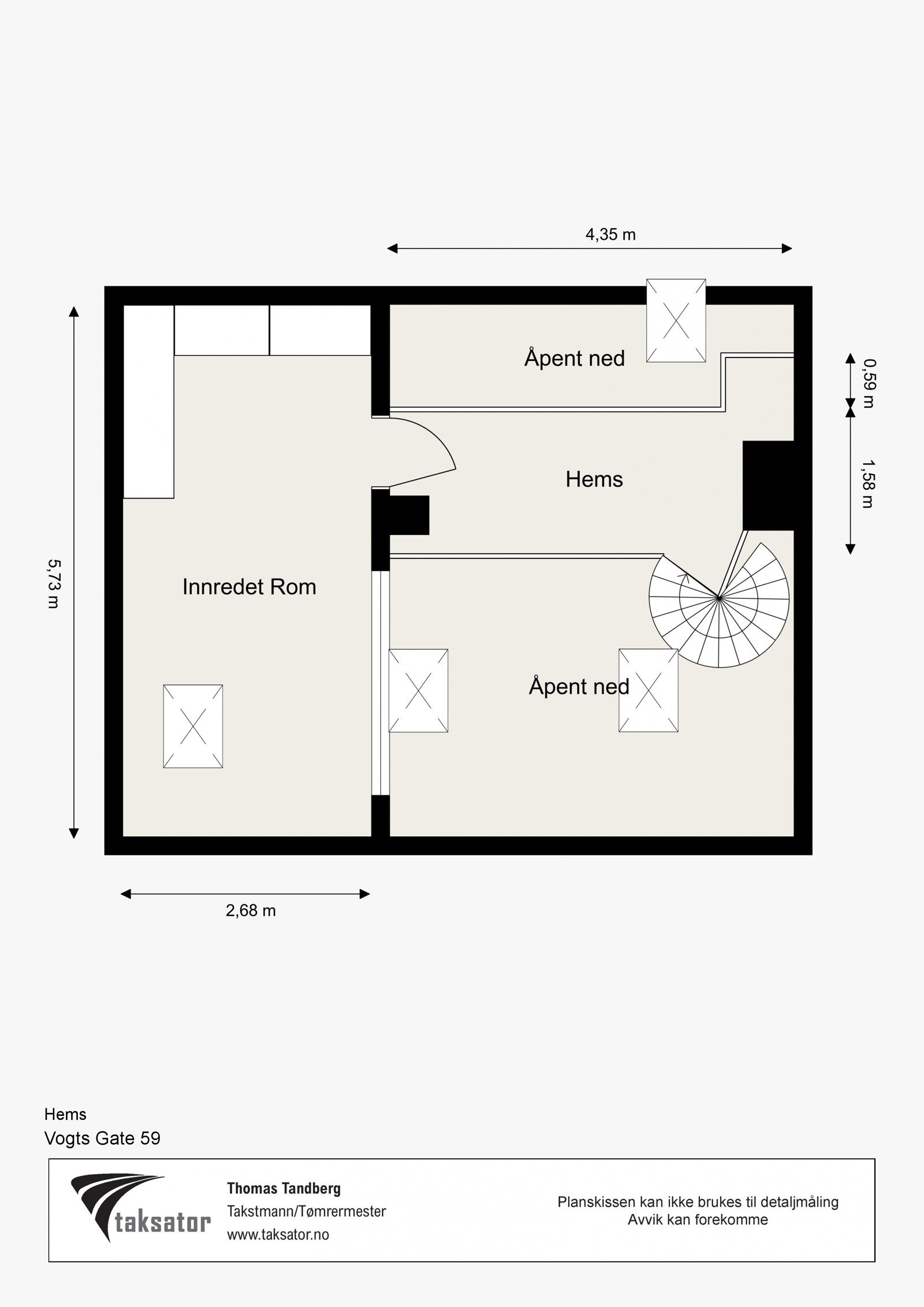 Hemsen ligger delvis over loftsstuen med åpning på hver side. Galleribilde