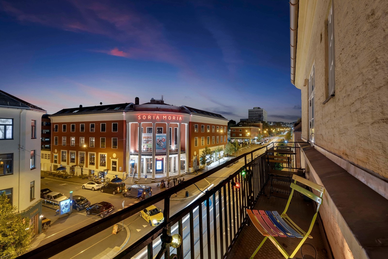 Hyggelig utsyn mot Soria Moria slottet fra brannbalkongen på ca. 1,7m². Galleribilde