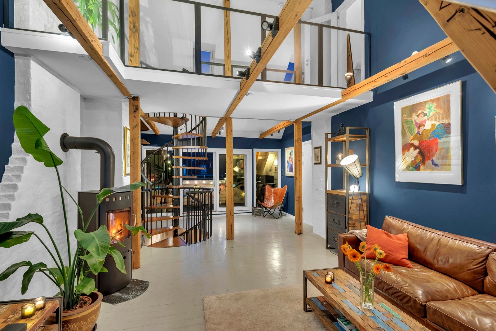 Svært romslig og tiltalende loftsstue med klassiske detaljer. Galleribilde