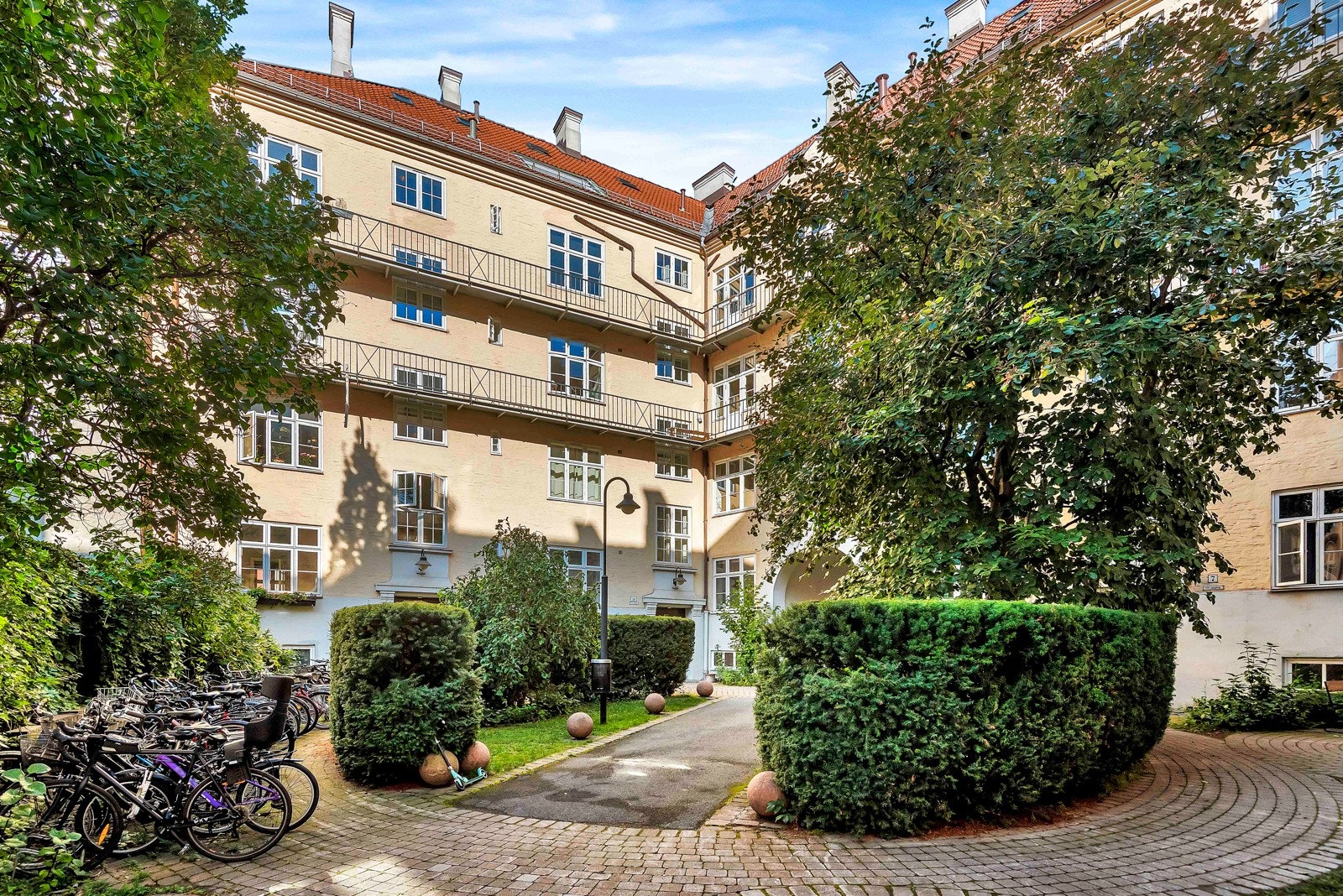 Attraktiv og tilbaketrukket beliggenhet i et veletablert boligområde på Torshov, midt i mellom Oslo sentrum og Marka. Dette er en fin intern beliggenhet med kort gangavstand til alt av forretnings- og servicetilbud hvor bor du meget sentralt til. Galleribilde