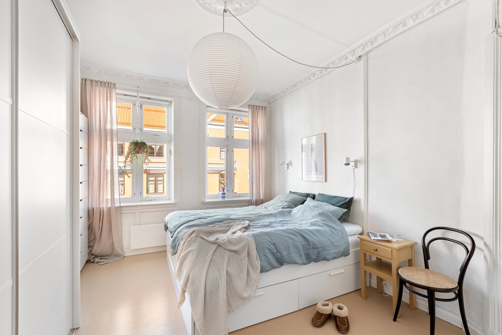 Hovedsoverommet er av den generøse størrelsen med god plass til bred dobbeltseng, nattbord, kontorpult og garderobeløsning. Galleribilde