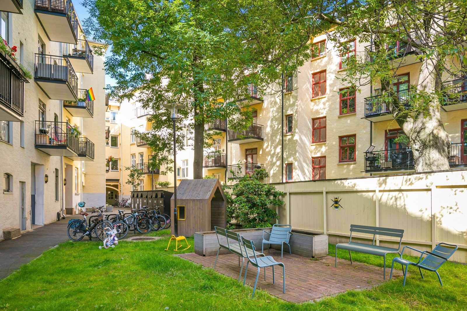 Gårdsrommet er parkmessig opparbeidet med asfalterte arealer, gressplen, sittegrupper og sykkelstativ for felles bruk. Galleribilde