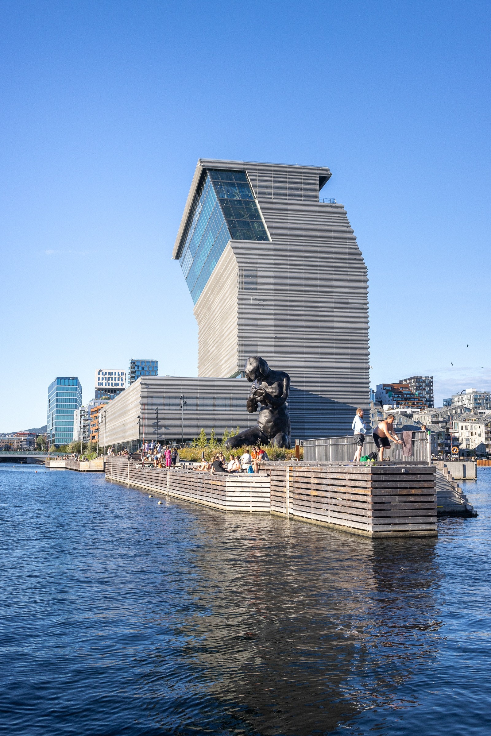 Kort vei ned til sjøen med flotte bademuligheter. Det nye Muchmuseet er et blikkfang i Bjørvika. Galleribilde