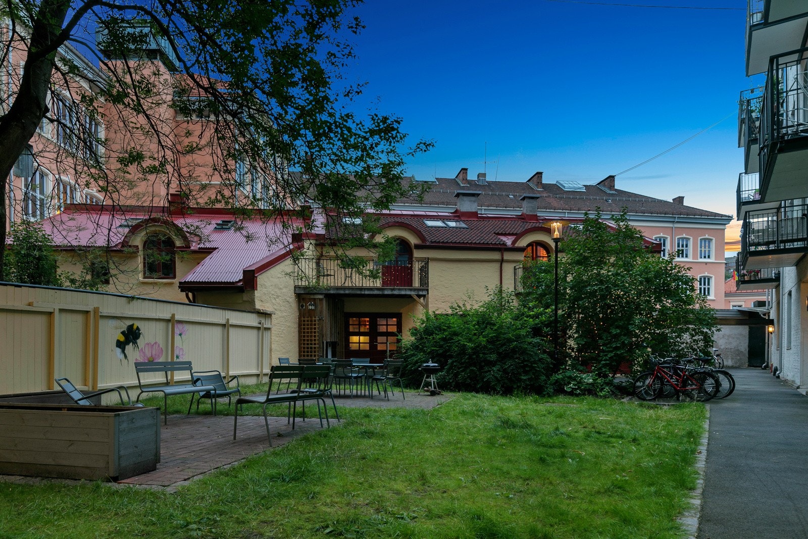 Kveldsstemning i gårdsrommet. Galleribilde