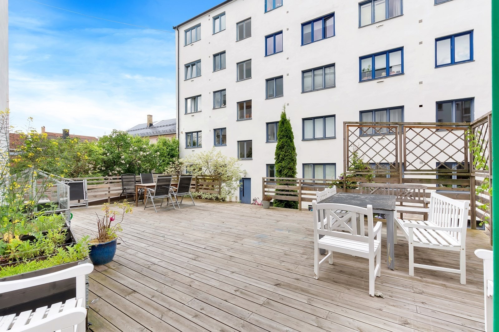 Her kan du nyte lange sommerkvelder i hyggelig lag med familie og venner Galleribilde