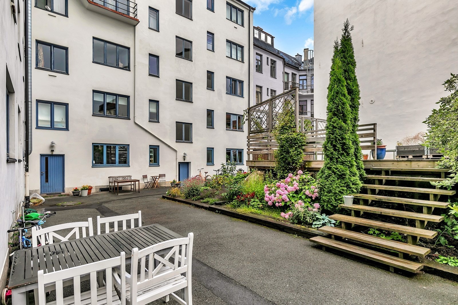 Meget hyggelig og skjermet bakgård med sittebenker og platting Galleribilde