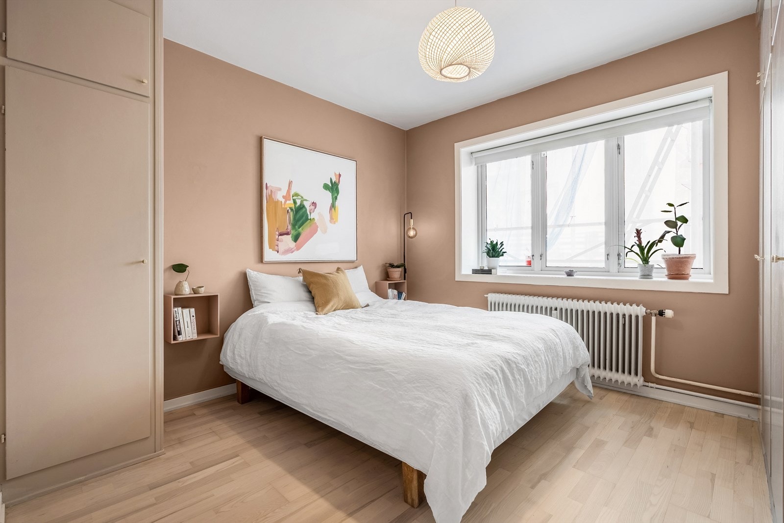 Hovedsoverommet er av god størrelse og har plass til ønskelig dobbeltseng og nattbord Galleribilde