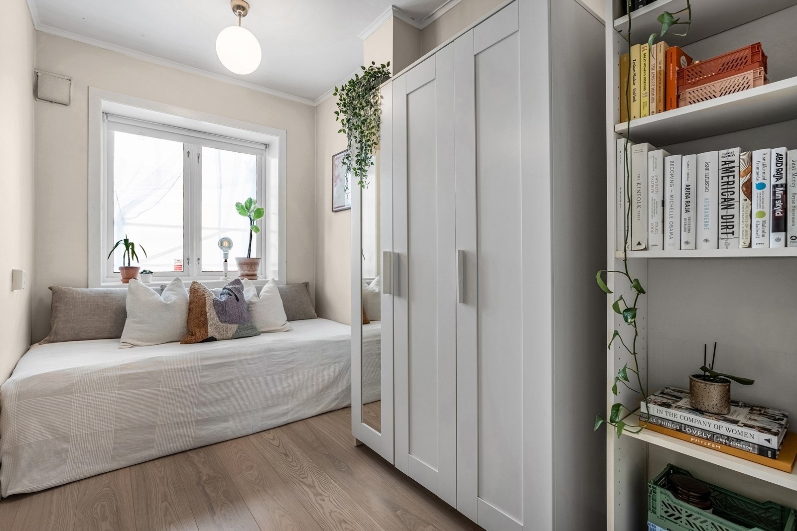 Begge soverommene vender inn mot stille og rolig bakgård Galleribilde