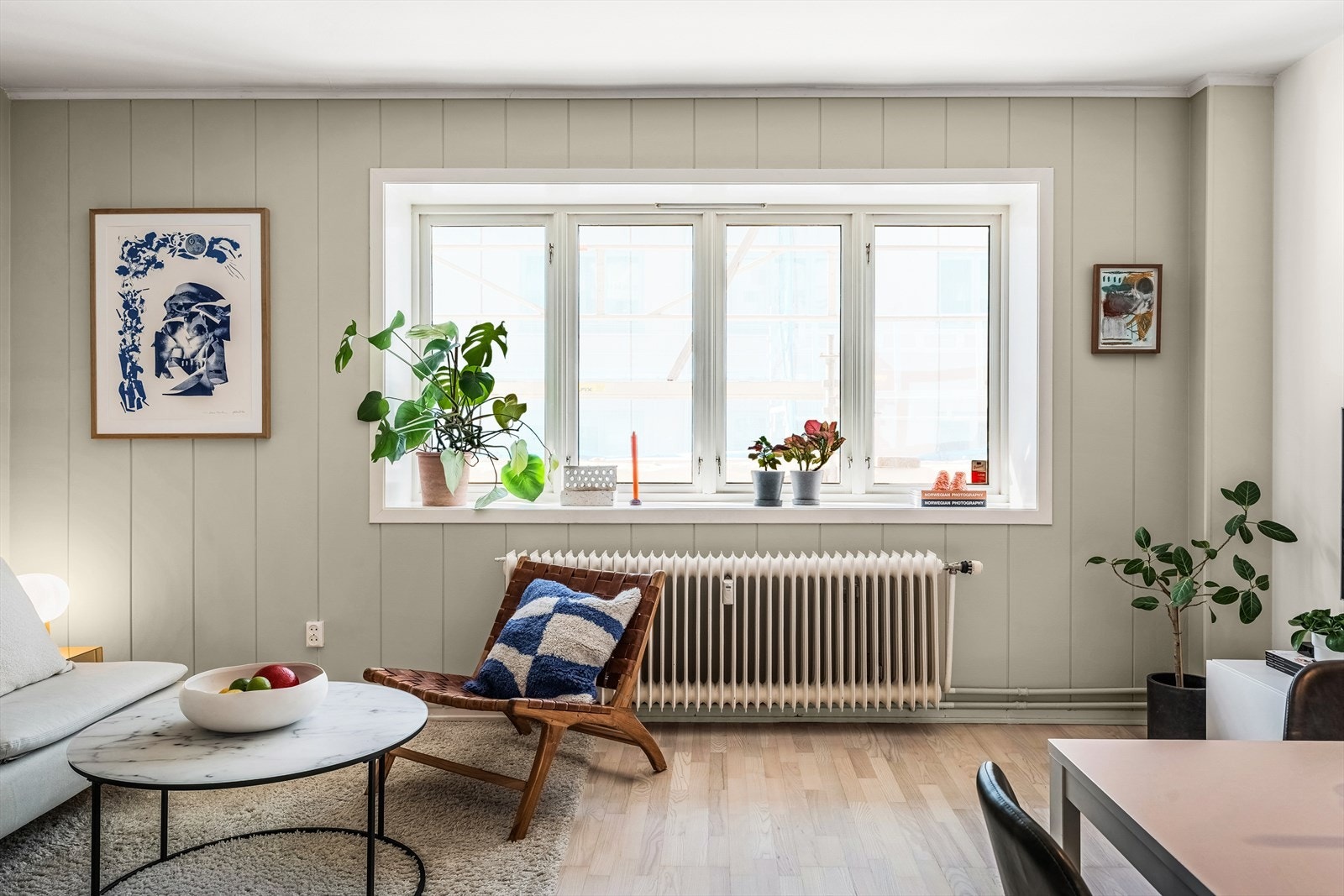 Veggflatene er holdt i lyse og fine fargetoner. Rommene ble malt i 2020 og deler av stuen malt på nytt i 2023 Galleribilde