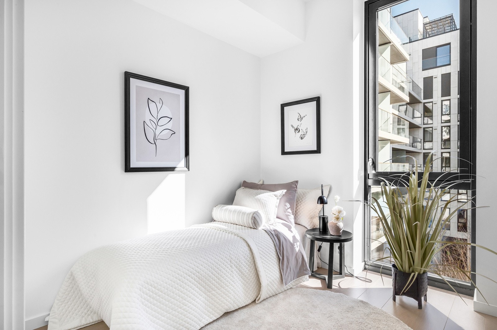 Fra stuen er det adkomst til boligens andre soverom. Rommet vender også mot bakgård. Galleribilde