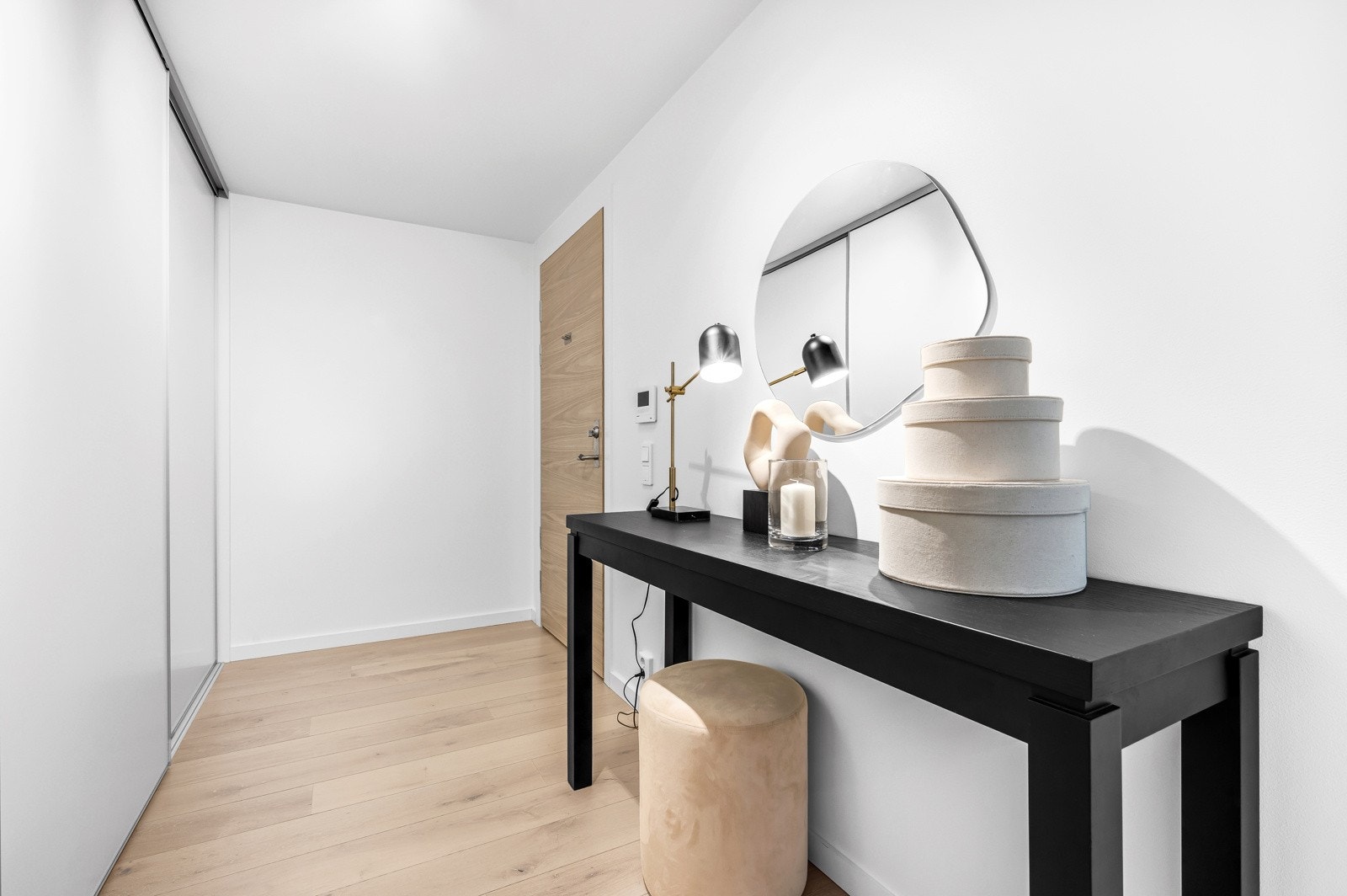 Når du kommer inn i boligen, er det første du møter en lys og romslig entré. Galleribilde