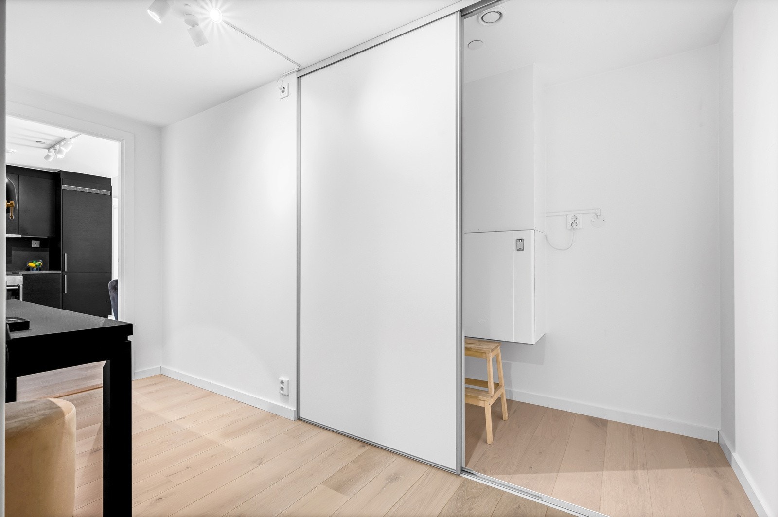 Fra entreen er det et praktisk omkledningsrom/bod/kontor. Galleribilde