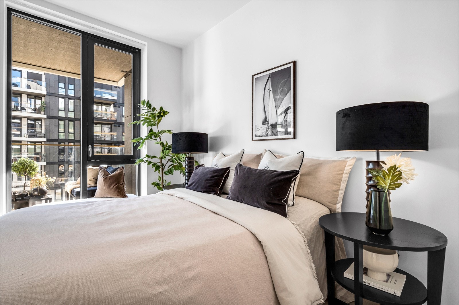 Hovedsoverommet har store vindusflater og vender mot bakgård. Galleribilde