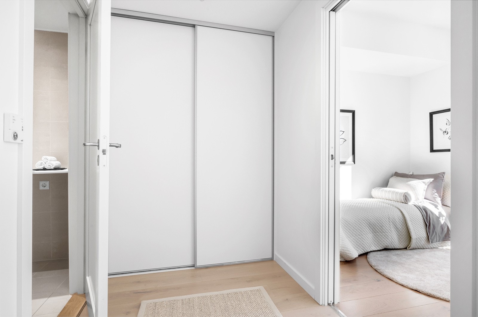 Fra soverommet er det utgang til en gang med en praktisk skyvedørsgarderobe. Galleribilde