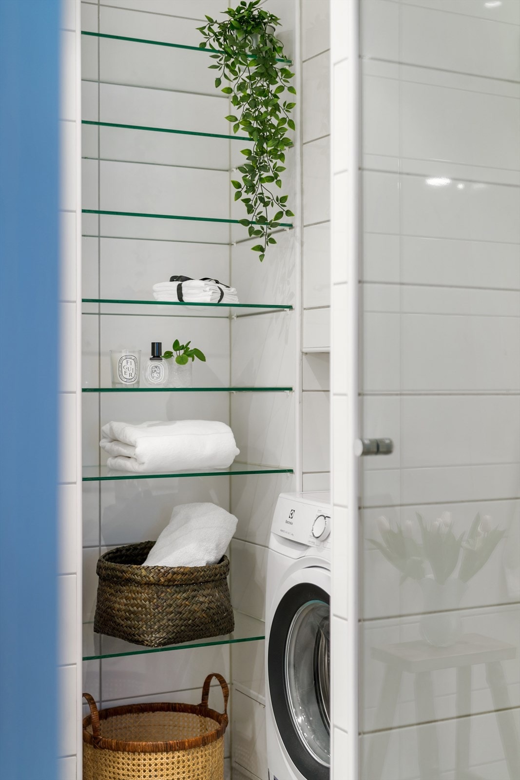 Nisje med opplegg for vaskemaskin på badet Galleribilde