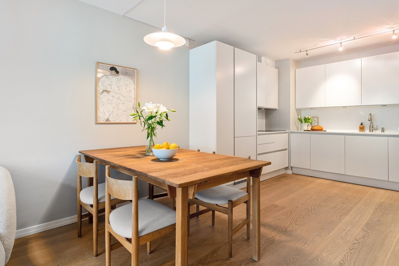 God plass til spisebord - Her kan man samle familie og venner rundt middagsbordet Galleribilde
