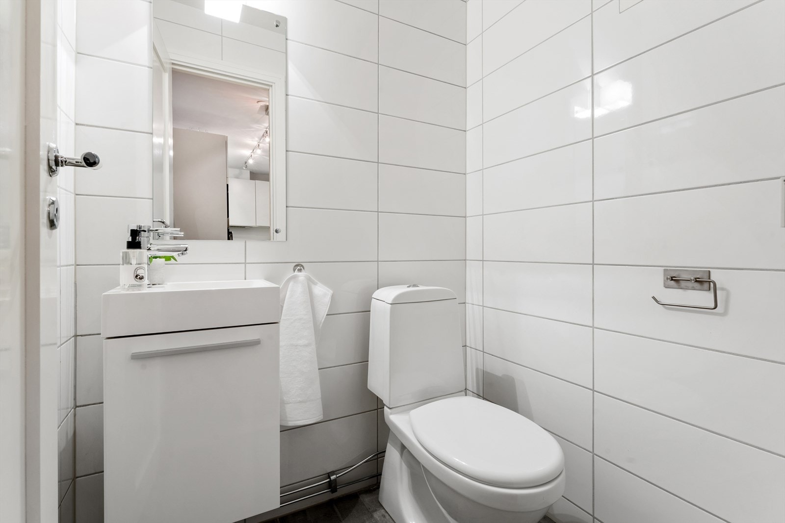 I entréen har boligen separat og praktisk wc Galleribilde