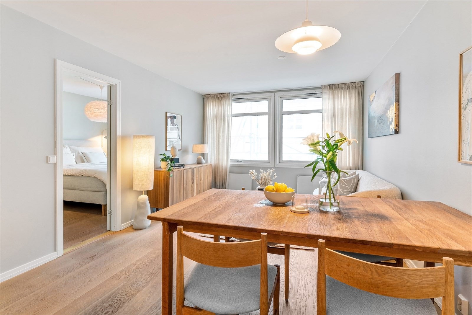 Meget god planløsning med plass for stort spisebord og sofagruppe Galleribilde