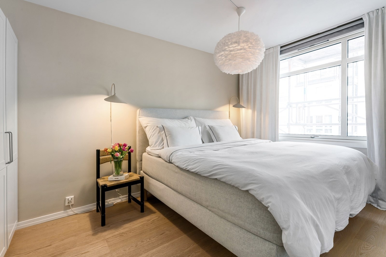 Romslig soverom med god plass til dobbeltseng og nattbord Galleribilde